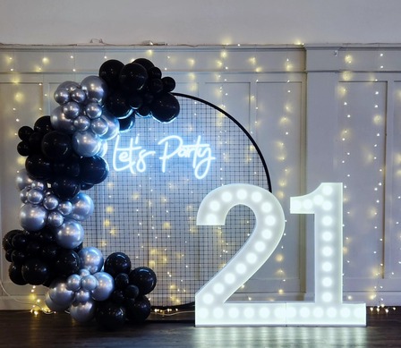 Round Mesh Frame, neon & Garland Backdrop