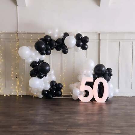 Round Mesh Frame, Garland & Mini LED numbers Backdrop